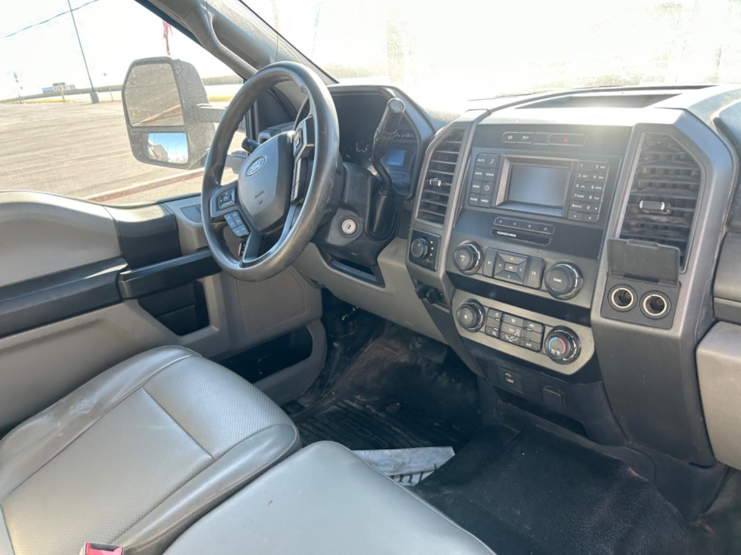 2019 White Ford F-350 SD XL Crew Cab Long Bed DRW 4WD (1FD8W3HT7KE) with an 6.7L V8 OHV 16V DIESEL engine, 6A transmission, located at 1687 Business 35 S, New Braunfels, TX, 78130, (830) 625-7159, 29.655487, -98.051491 - Photo#3